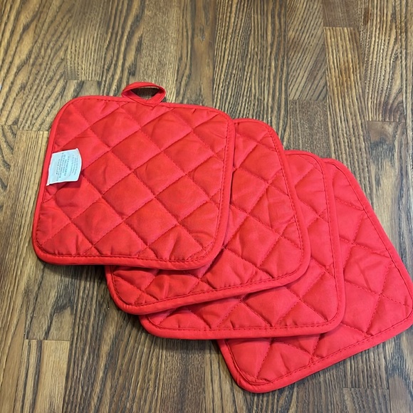 Festive Poinsettia Oven Mitt and Pot Holder six piece Set - Picture 4 of 10